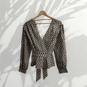 Cute Deep V Long Sleeve top w geometric Patterns cute tie at waist Size sm # 816